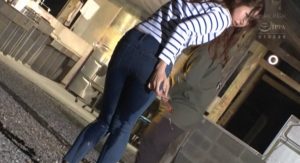 【真宮あや】漏らしちゃった・・・ピチピチのジーンズに染み渡るおしっこ